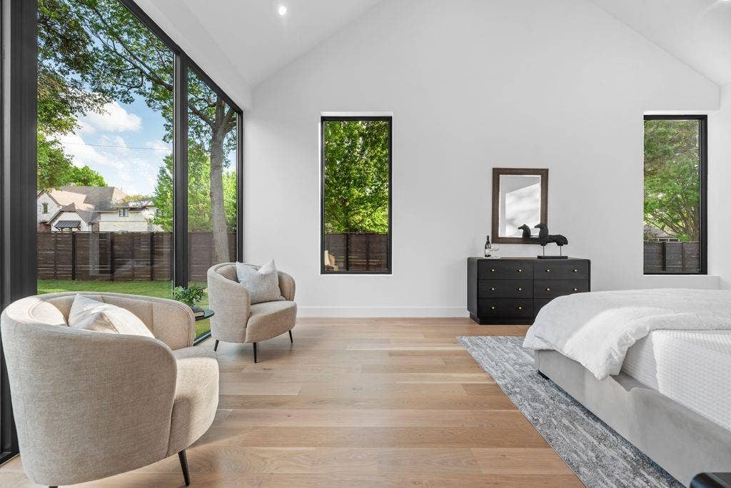 4103 Saranac Drive, Dallas, TX 75220 Clean lines, smooth finished walls, and white oak flooring create a calm, refined atmosphere throughout the primary suite.