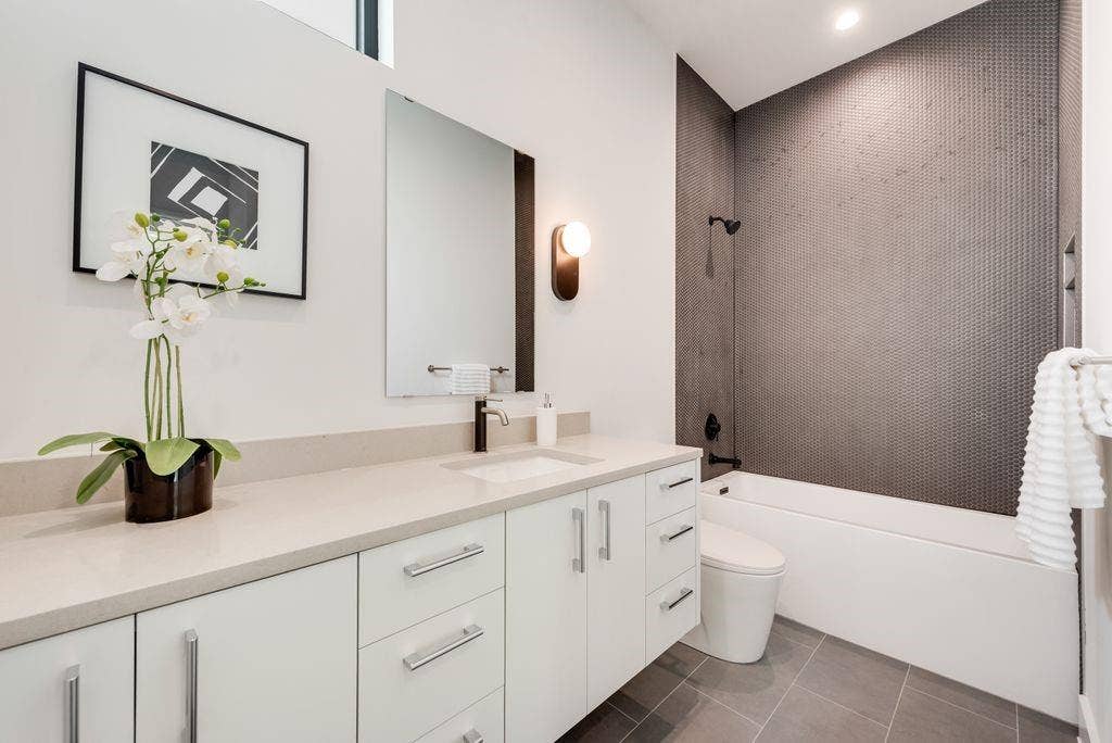 4103 Saranac Drive, Dallas, TX 75220 Full bath with elevated design palette and walk-in closet.