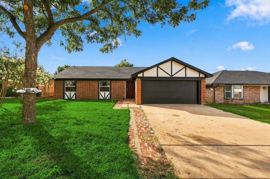 Property photo for 3113 Meadowmoor Street, Fort Worth, TX