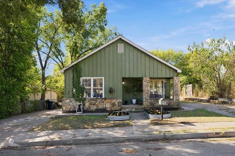 Property photo for 809 W Bridge Street, Weatherford, TX