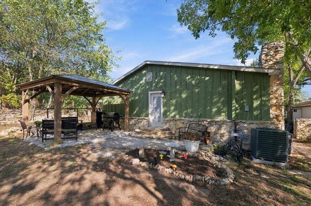 809 W Bridge Street, Weatherford, TX 76086 Outdoor wooden gazebo with a paved patio area