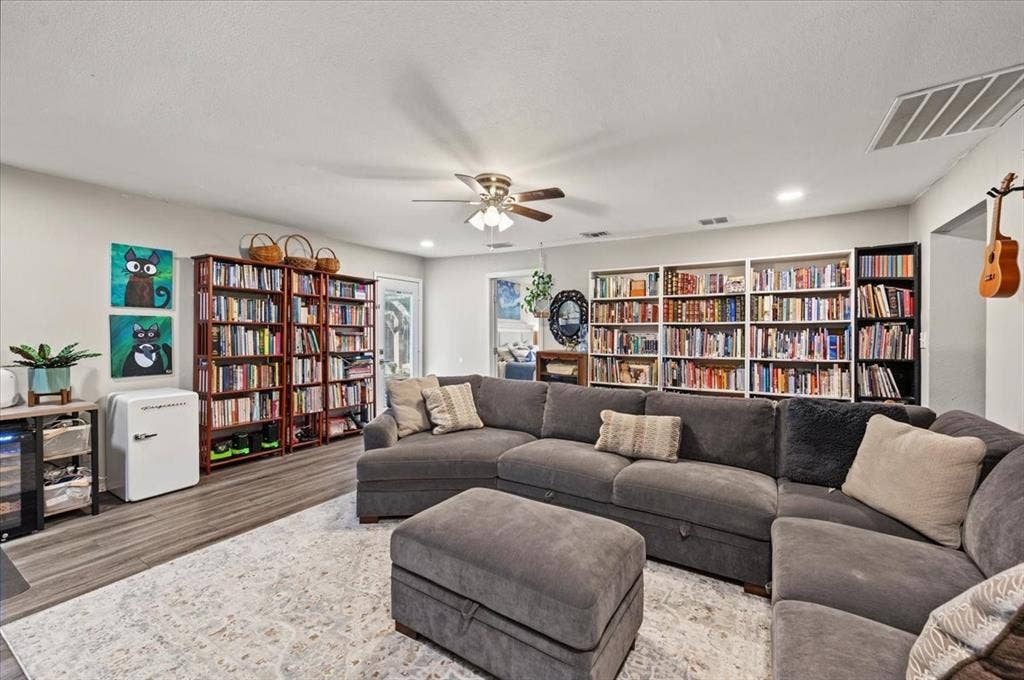 809 W Bridge Street, Weatherford, TX 76086 Spacious living area featuring wood-finish flooring, recessed lighting, and a ceiling fan
