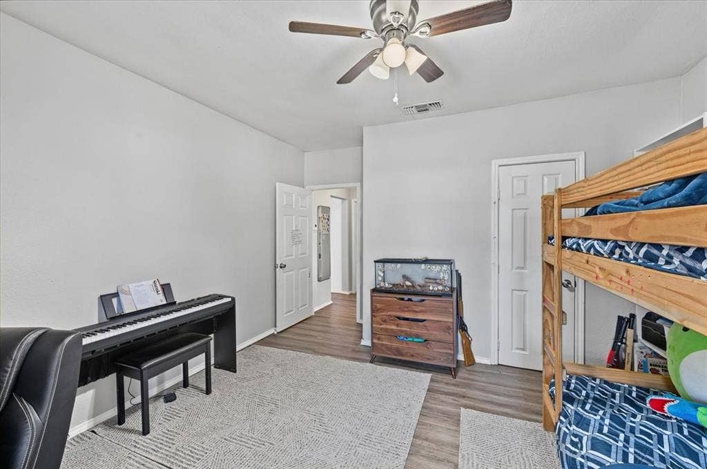 809 W Bridge Street, Weatherford, TX 76086 Wood-finish flooring with light-toned walls