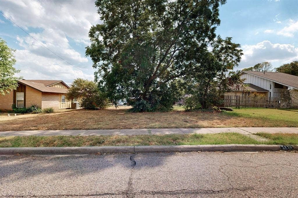 3830 Twin Falls Street, Irving, TX 75062 3830 Twin Falls Street, Irving, TX 75062