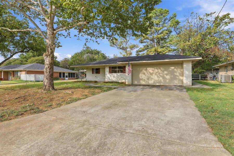 Property photo for 1111 Elmwood Street, Gainesville, TX