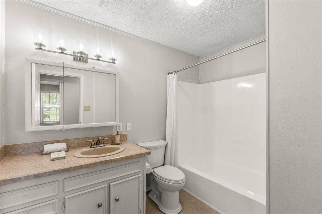 125 Harrell Street, Gun Barrel City, TX 75156 Bathroom 2 freshly painted, new floor, new tub/shower and fixtures