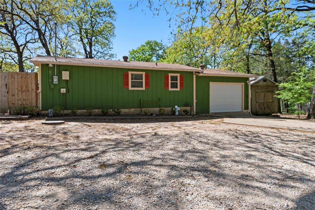 125 Harrell Street, Gun Barrel City, TX 75156 Guest house features 2 bedrooms, 1 full bath, full kitchen, laundry and one car garage, Separate private gated drive from main house. Perfect for long or short term rental.