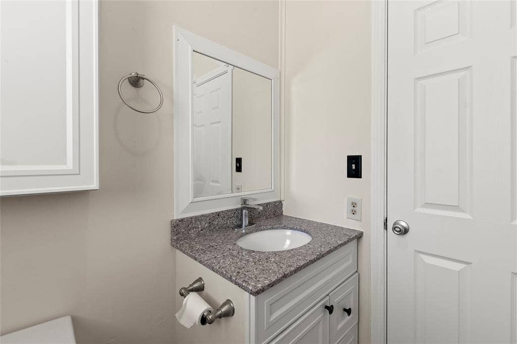 125 Harrell Street, Gun Barrel City, TX 75156 Guest Quarter Full Bath
