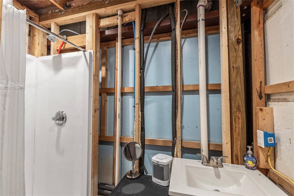 125 Harrell Street, Gun Barrel City, TX 75156 Shower in metal building