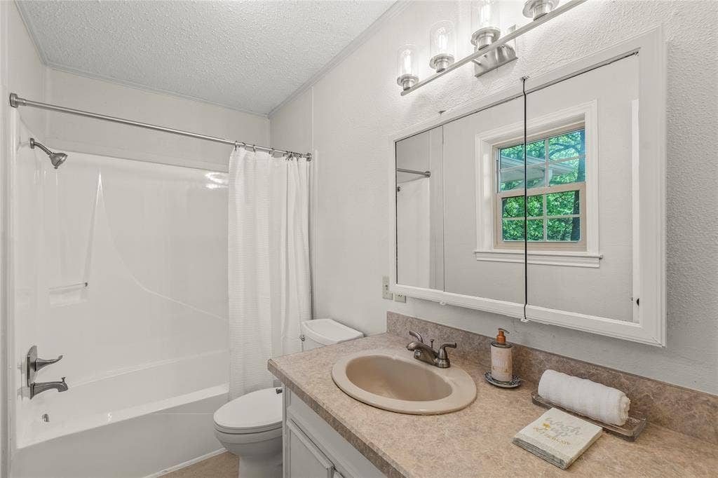 125 Harrell Street, Gun Barrel City, TX 75156 En suite primary bath freshly painted, new floor, new tub/shower and fixtures.