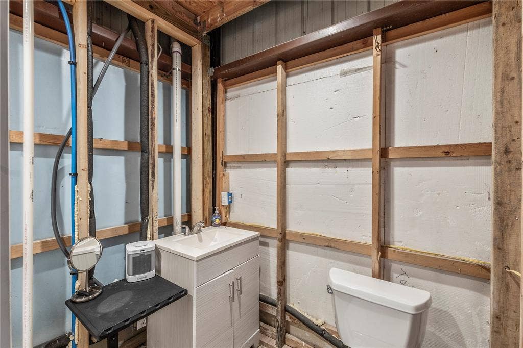 125 Harrell Street, Gun Barrel City, TX 75156 Sink and toilet and metal building