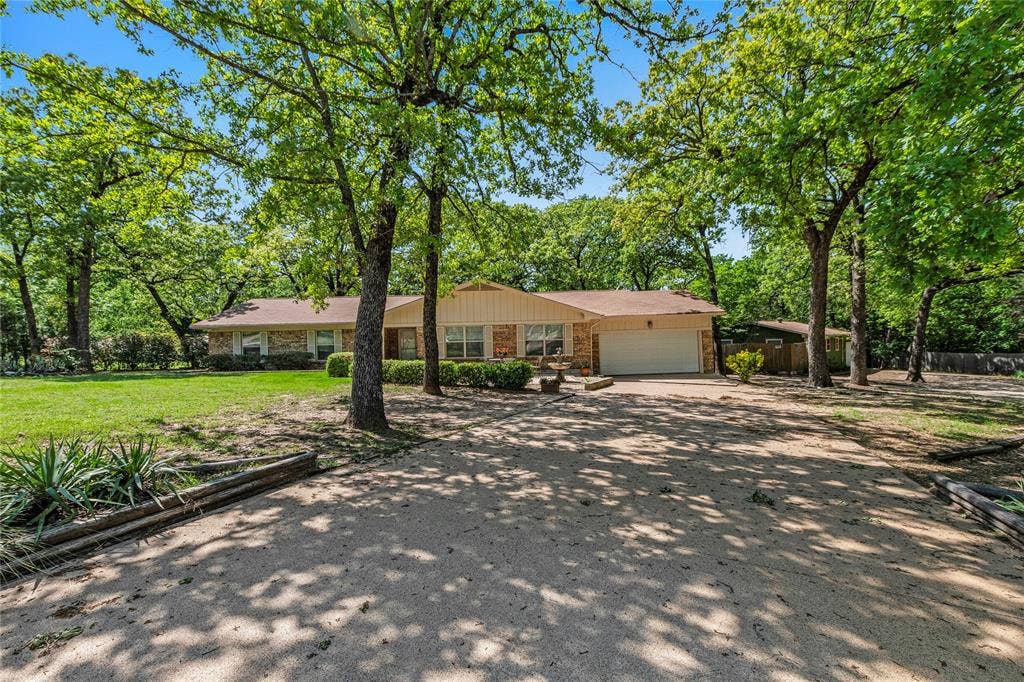 125 Harrell Street, Gun Barrel City, TX 75156 Main house features 2086 sq ft, 3 bedrooms, 2 baths, 2 living areas, breakfast and formal dining area and fenced backyard overlooking pond and total of 2.9 fenced acres.