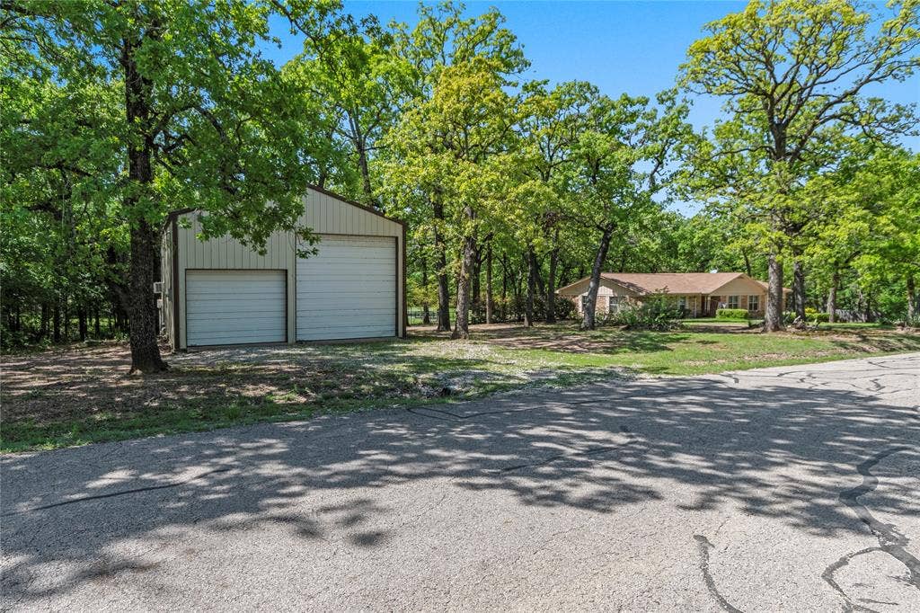 125 Harrell Street, Gun Barrel City, TX 75156 2086 sq ft main house, 800 sq ft guest house and 960 sq ft metal building on 2.9 acres with pond in Bar H Estates in Gun Barrel City.