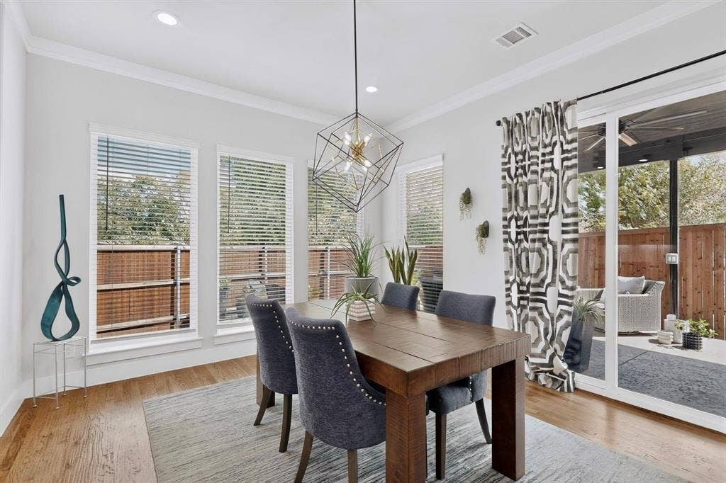 518 Crete Street, Dallas, TX 75203 Recessed lighting, wood-finish flooring, and multiple windows with blinds