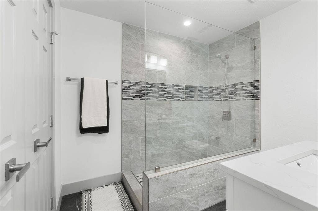 5029 Mill Run Road, Dallas, TX 75244 Ensuite bathroom