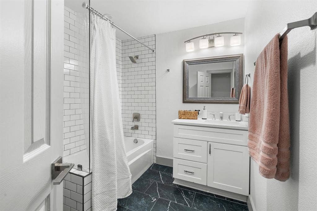 5029 Mill Run Road, Dallas, TX 75244 Guest bathroom