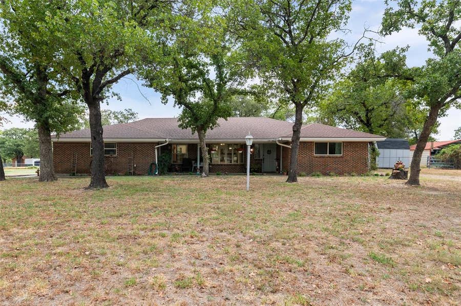 Property photo for 214 De La Cruz Street, Weatherford, TX