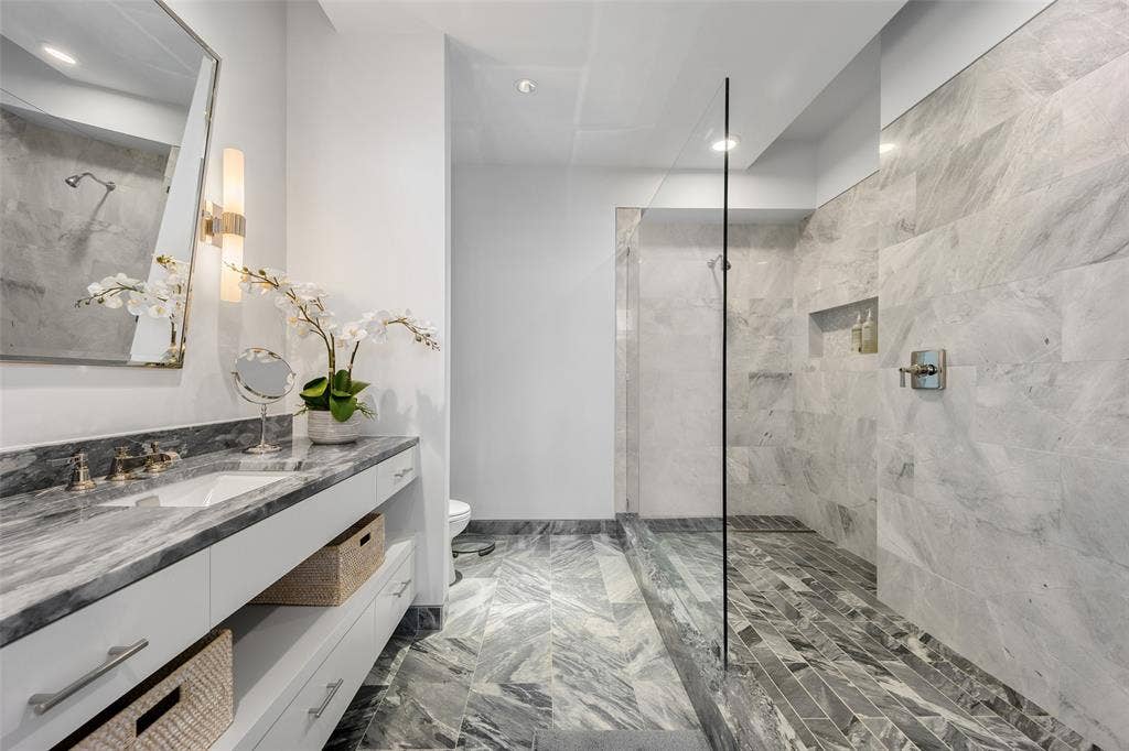 1918 Olive Street, #3901, Dallas, TX 75201 Bath for second bedroom