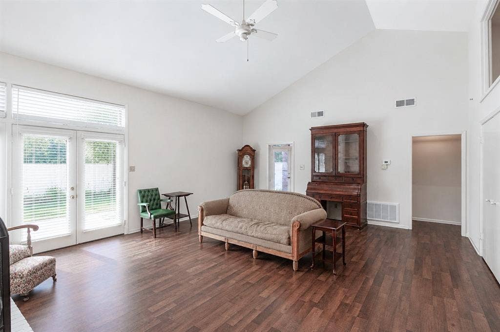 811 Ashford Court, Tyler, TX 75703 Large living room opens onto courtyard
