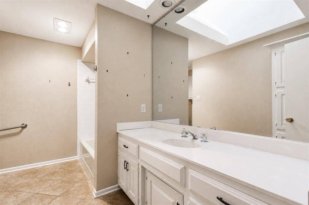 811 Ashford Court, Tyler, TX 75703 Guest bath