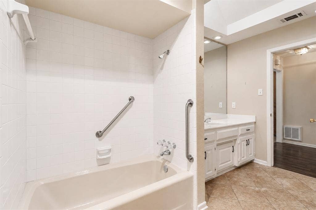 811 Ashford Court, Tyler, TX 75703 Guest bath
