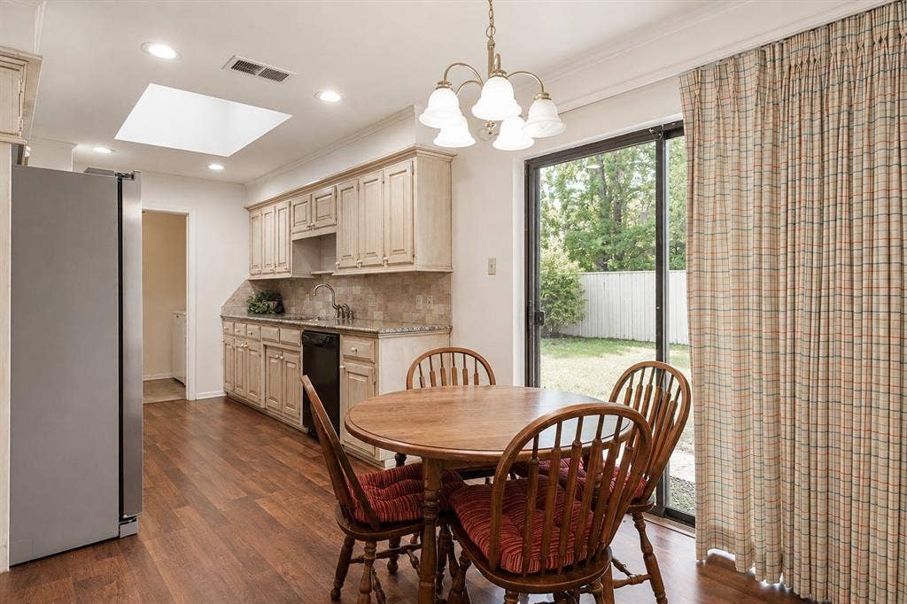 811 Ashford Court, Tyler, TX 75703 Breakfast room with view of courtyard