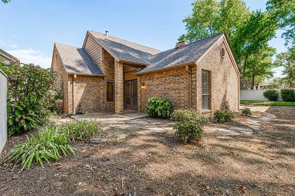 811 Ashford Court, Tyler, TX 75703 Courtyard just off of the primary bedroom