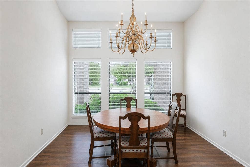 811 Ashford Court, Tyler, TX 75703 Large formal dining room with floor to ceiling windows