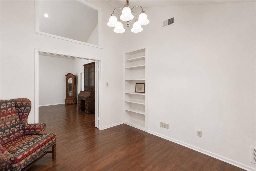 811 Ashford Court, Tyler, TX 75703 Sitting room or office just off of the living area