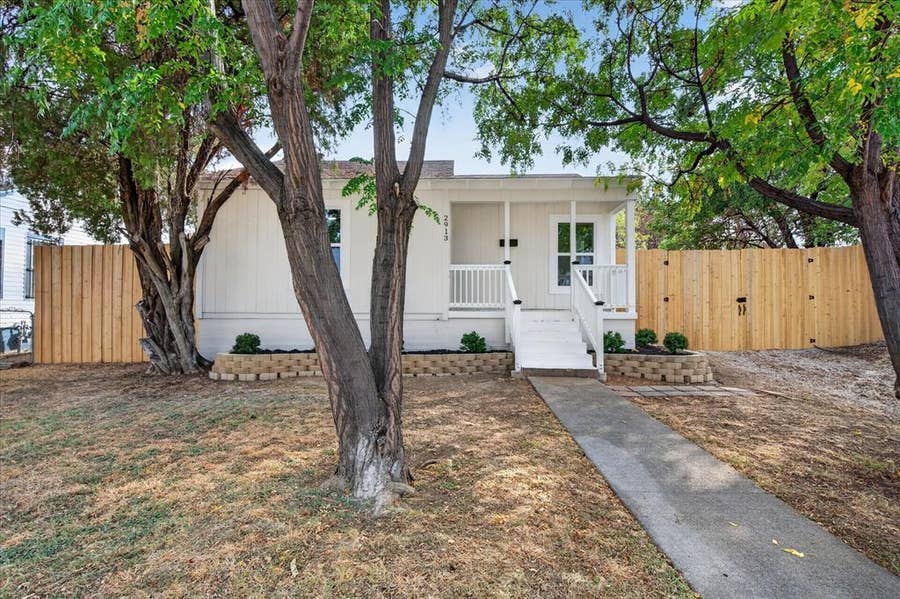 Property photo for 2913 Wesleyan Drive S, Fort Worth, TX