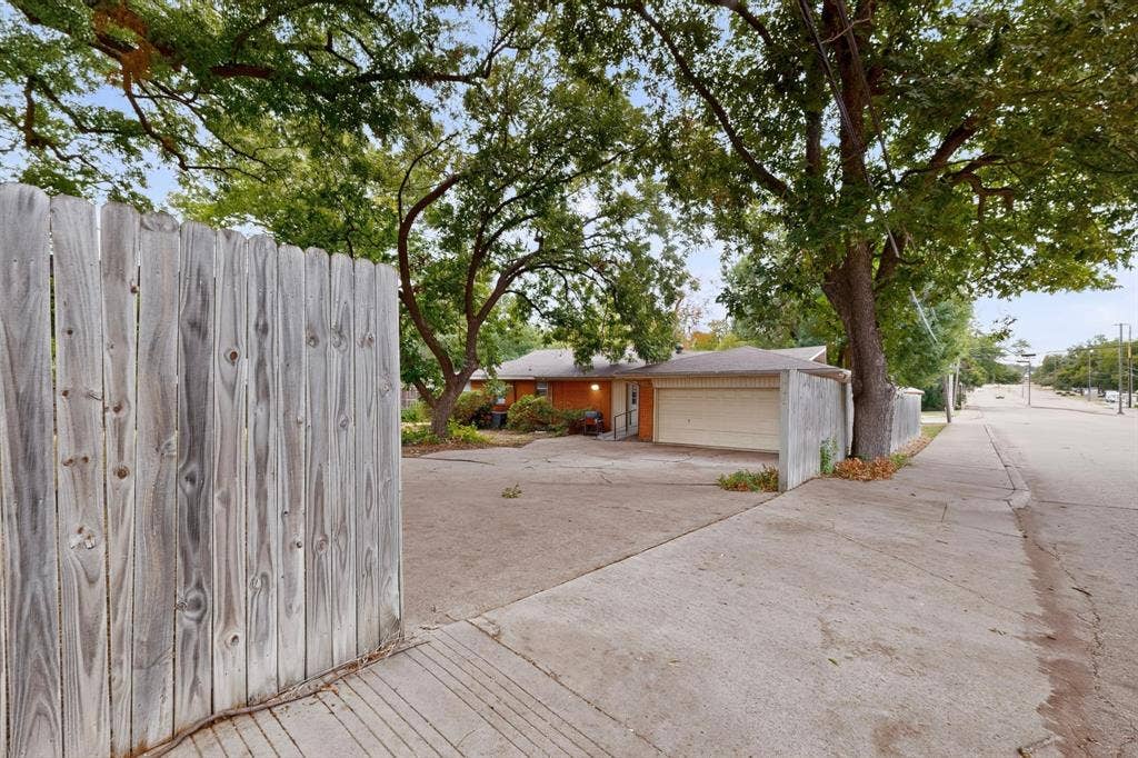 101 Spinner Circle, DeSoto, TX 75115 Wood fence privacy gate and perimeter fencing