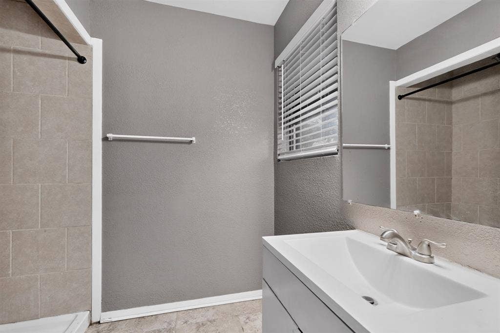 101 Spinner Circle, DeSoto, TX 75115 Recessed shower with tiled surround and black shower rod