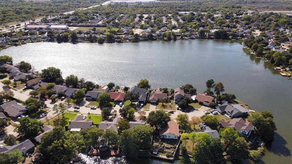 Irving, TX 75060 Residential properties with waterfront access situated on a substantial body of water