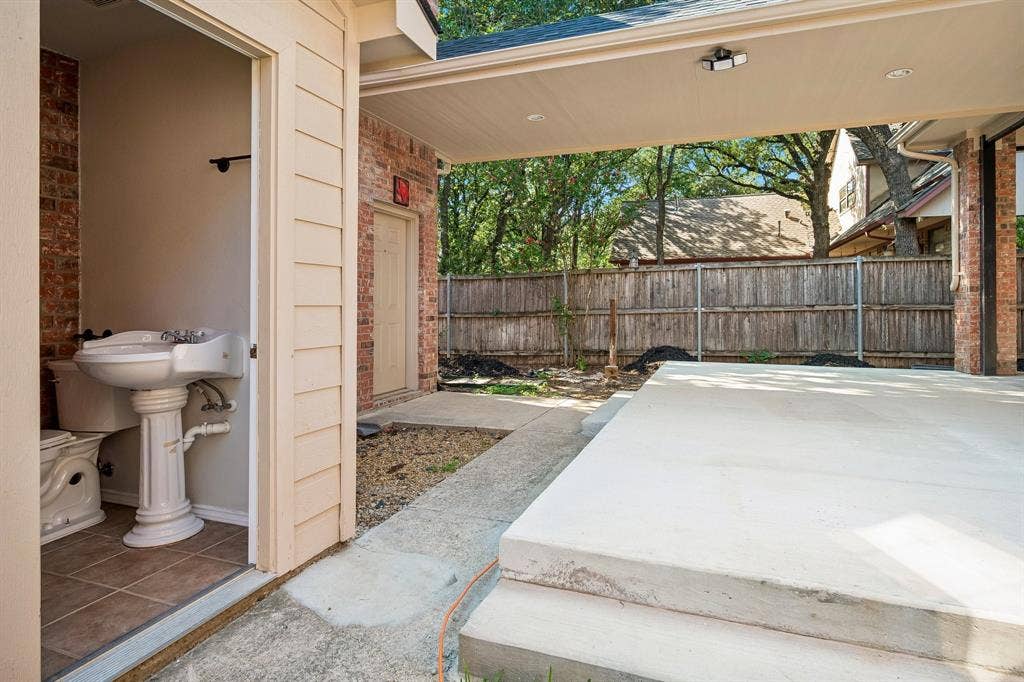 3848 W Pioneer Drive, Irving, TX 75061