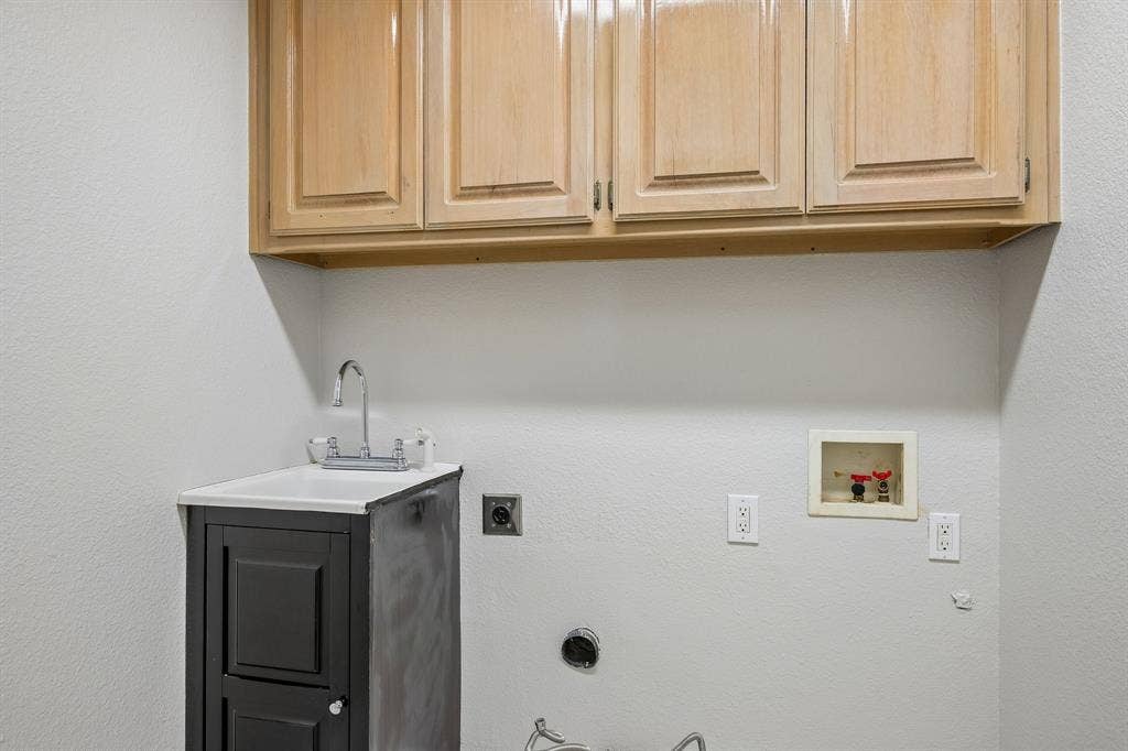 3848 W Pioneer Drive, Irving, TX 75061