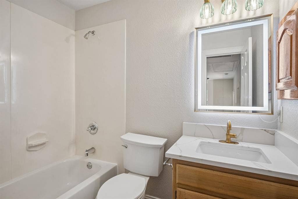 3848 W Pioneer Drive, Irving, TX 75061