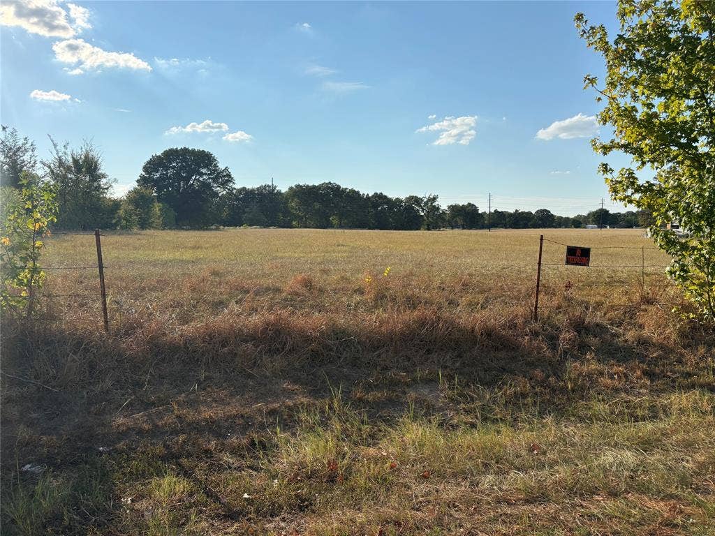 ENTRANCE  AREA TO WALK PROPERTY.  FOR SALE SIGN IS HERE
