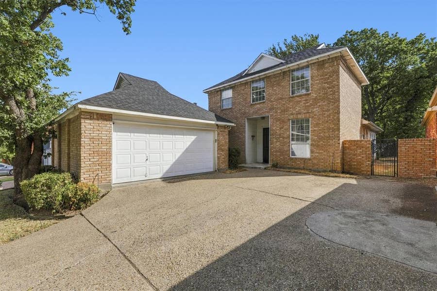 Property photo for 800 Crest Ridge Drive, Irving, TX