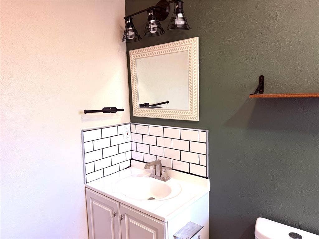 330 W Orange Street, Duncanville, TX 75116 330 W Orange Street, Duncanville, TX 75116