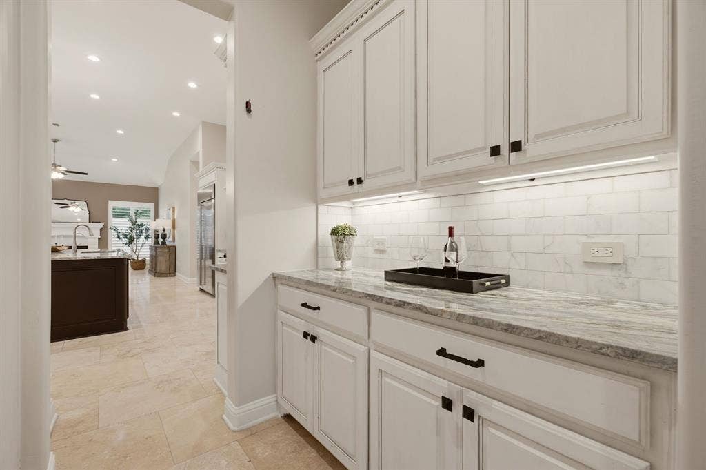 1120 Twin Oaks Drive, Prosper, TX 75078 Located between the kitchen & formal dining room is this handy butler pantry. Take note of the subway tile backsplash shown here & in the kitchen.