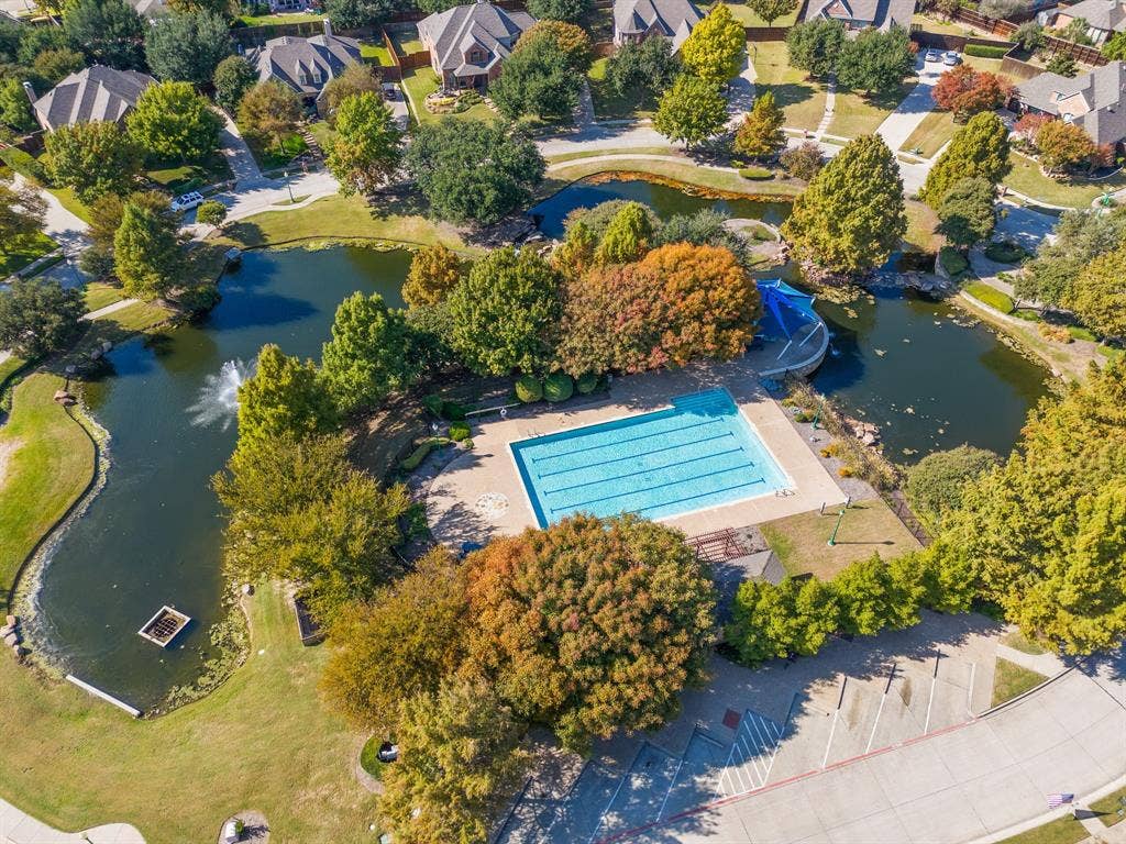 1120 Twin Oaks Drive, Prosper, TX 75078 Nearby community amenities include 2 swimming pools & playgrounds, picnic areas, walking paths & a big pond for catch & release fishing. This area is close to Twin Oaks....a signature of the La Cima neighborhood.
