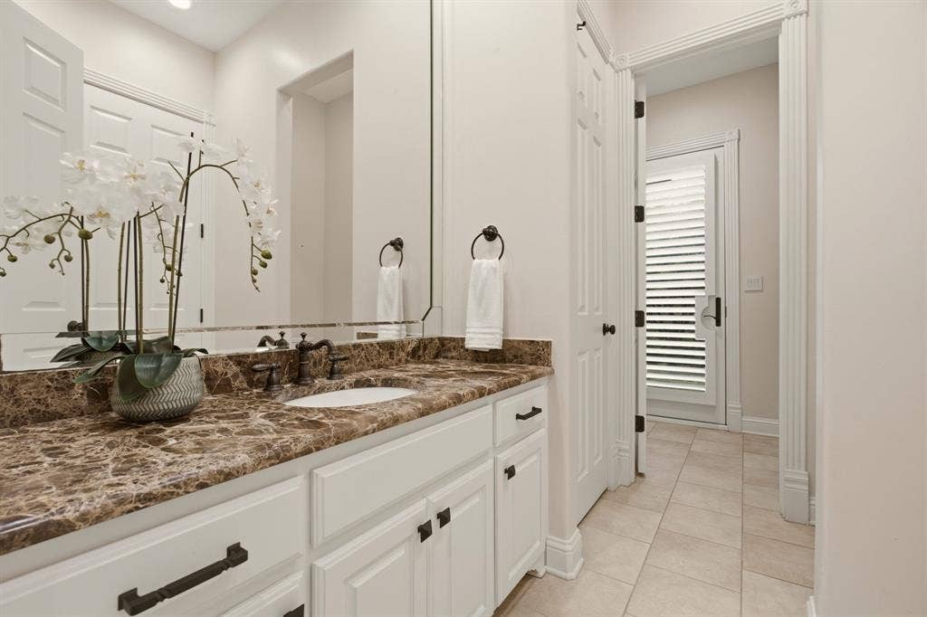1120 Twin Oaks Drive, Prosper, TX 75078 Traditional & sparkling clean this full bath also has door access to the backyard & convenient to the swimming pool.