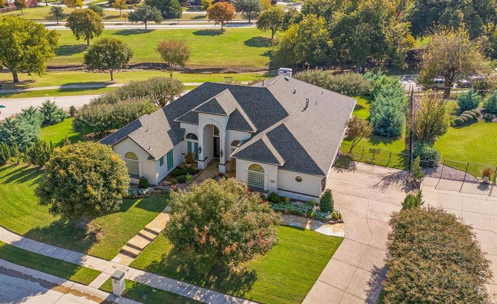 1120 Twin Oaks Drive, Prosper, TX 75078 This property boasts a rare combination of space, privacy & prestige. The impressive landscaping provides a retreat-like setting....No neighbors behind! Note the lovely views of one of La Cima's greenspace areas in the community. An extra-wide/long driveway too for additional parking.