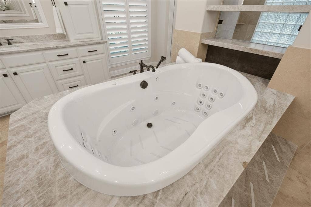 1120 Twin Oaks Drive, Prosper, TX 75078 A seller favorite: Jetta Jacuzzi top-of-the-line spa tub with hydro & action jets. Enjoy the powerful massage of whirlpool jets blended with gentle air bubbles for a deeply relaxing, dual hydrotherapy soak.