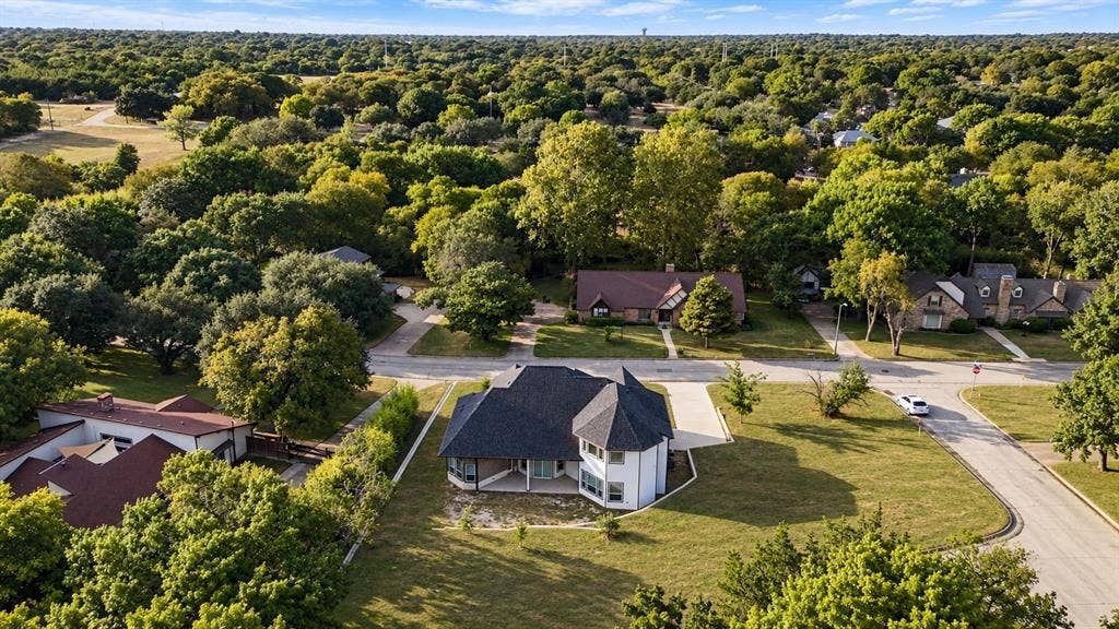 702 Linkcrest Drive, Duncanville, TX 75137 Expansive residential property with a manicured lawn, paved driveway, and mature trees