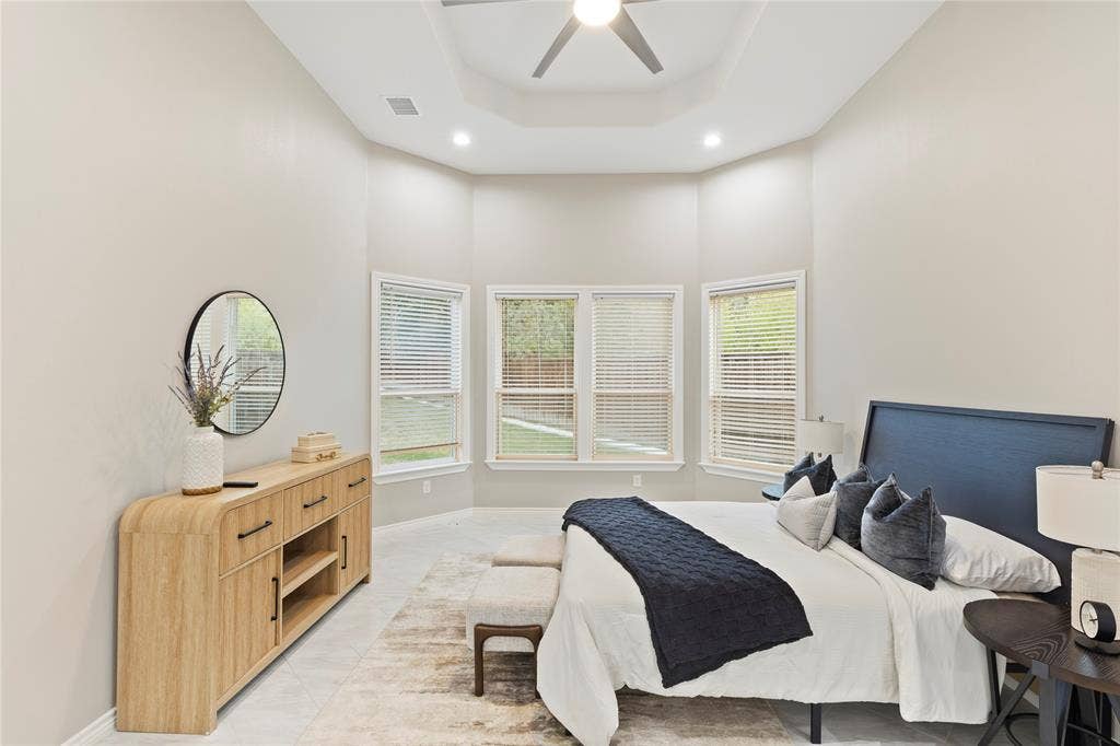 702 Linkcrest Drive, Duncanville, TX 75137 Tray ceiling with a ceiling fan and recessed lighting