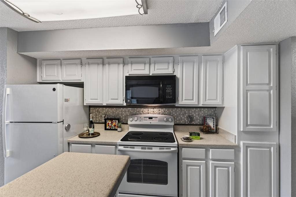 2301 Balsam Drive, #M210, Arlington, TX 76006 2301 Balsam Drive, #M210, Arlington, TX 76006
