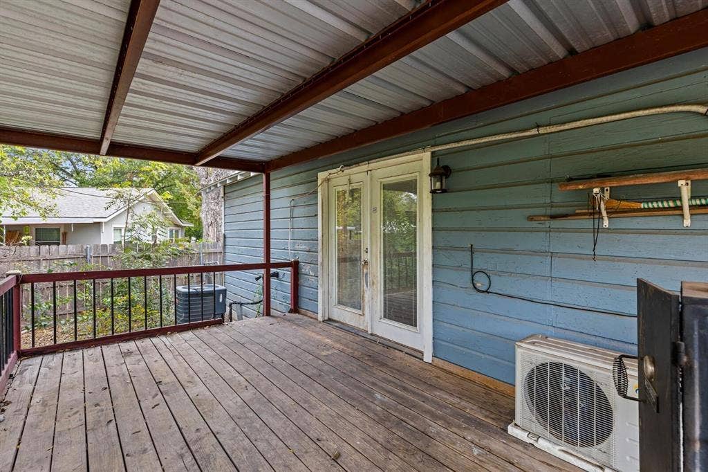 4205 Fort Avenue, Waco, TX 76710 Expansive outdoor decking with dark wood railing and metal balusters