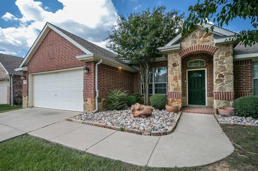 Property photo for 2615 Fox Creek Trail, Arlington, TX