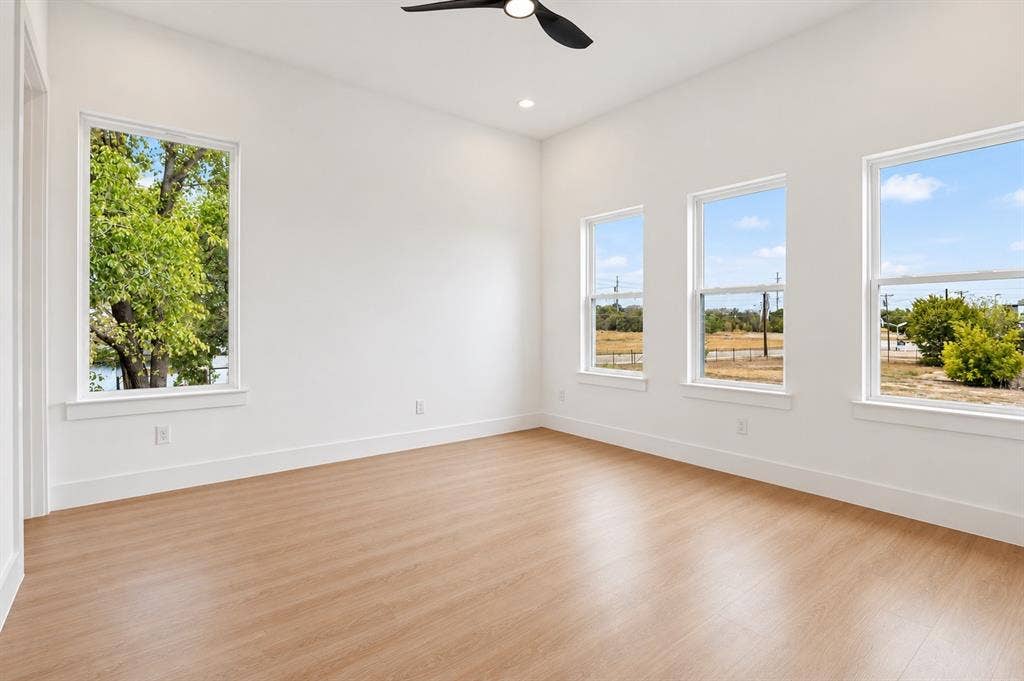 314 Avenue L, Dallas, TX 75203 Bright interior space featuring wood-finish flooring, multiple windows, a ceiling fan, and recessed lighting